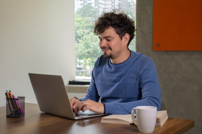 Hombre trabajando frente a un computador